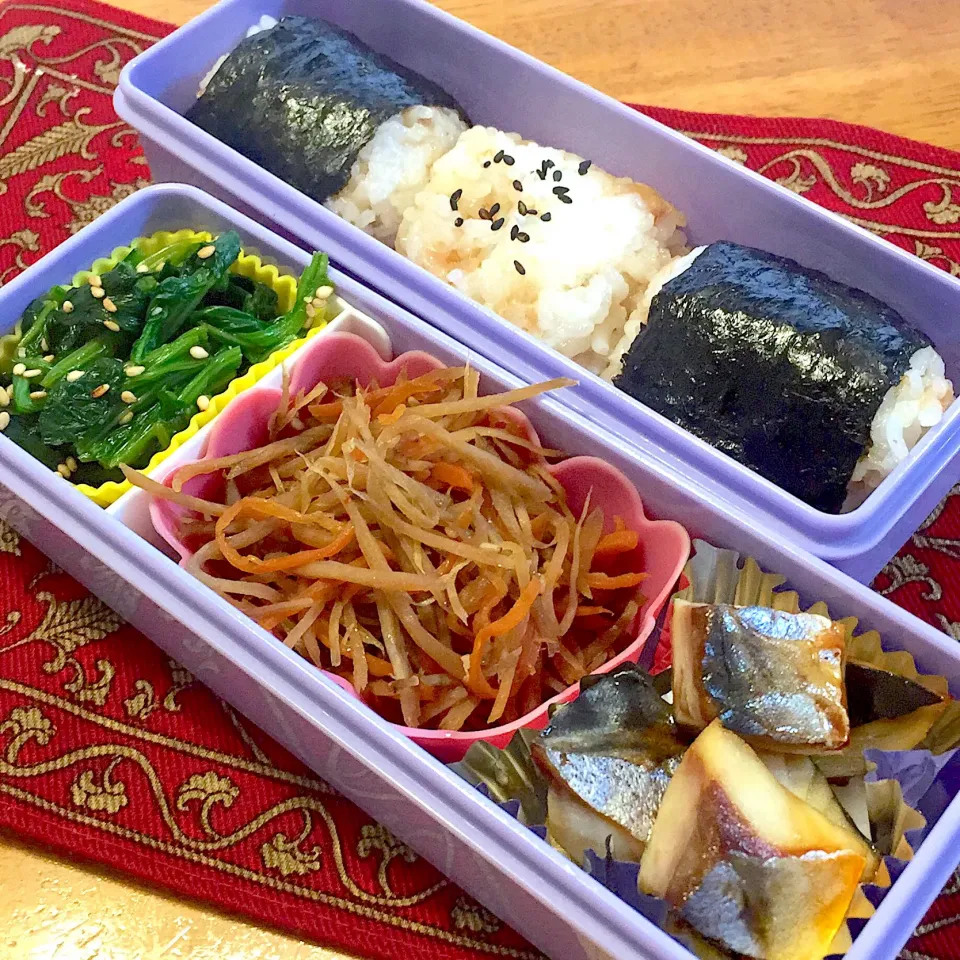 塩鯖と、きんぴら牛蒡と、ほうれん草の胡麻和えと、おかか醤油のおにぎり弁当|もえさん