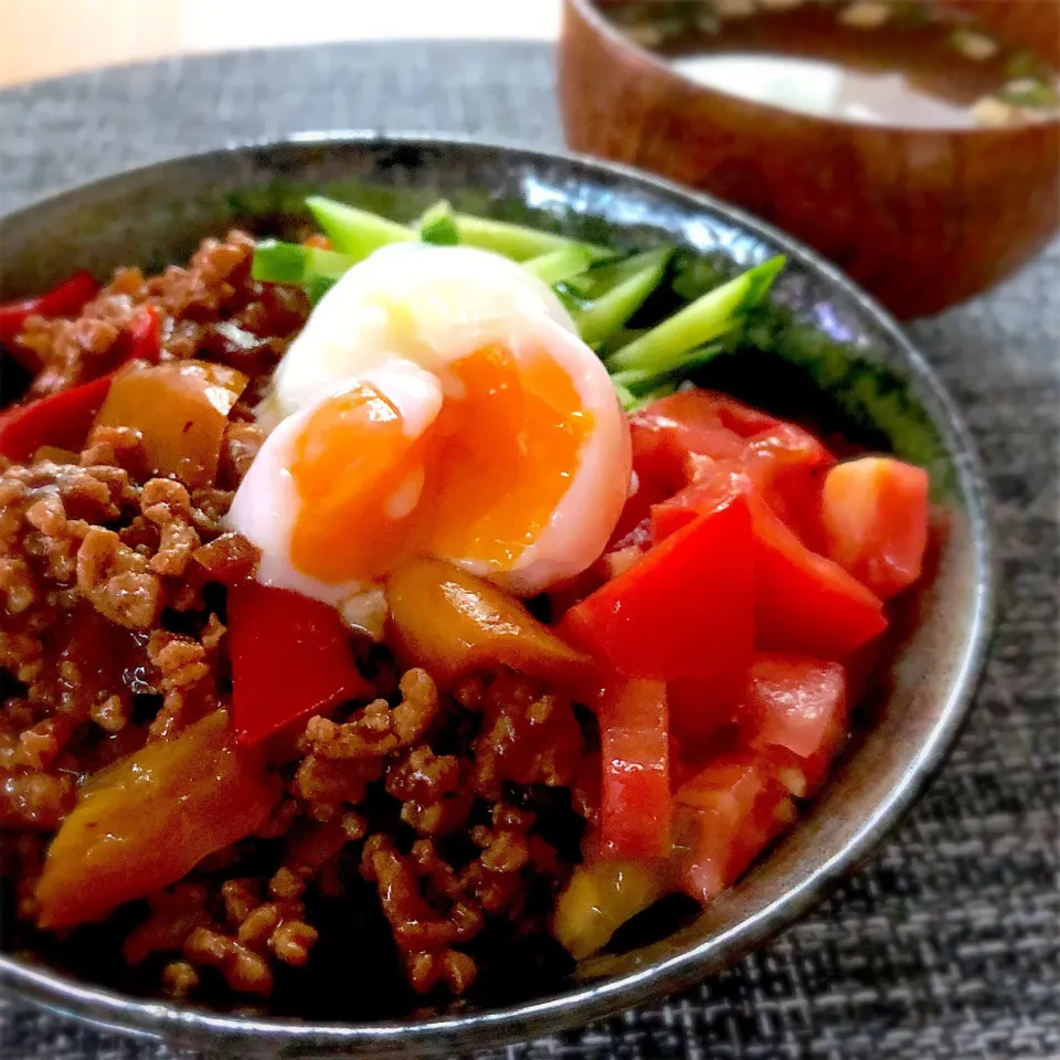 Snapdishの料理写真:肉味噌丼の温泉卵のっけ🐷🍳|あしゃぱんさん