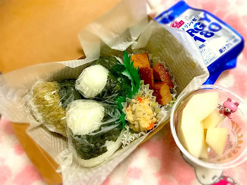 【おにぎり】弁当〜塩昆布おにぎり・手作りQちゃんおにぎり・とろろ昆布おにぎり・チキンハンバーグ・おから〜
 #お弁当  #おにぎり弁当  #おにぎり  #キャラ弁|華恋さん