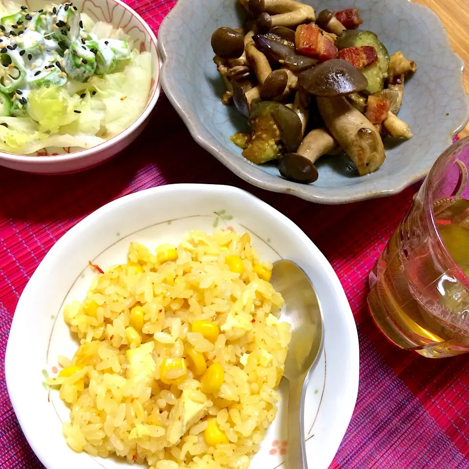 2018/08/28 丹波野菜づくし:茄子とハタケシメジとベーコンのソテー、オクラサラダ、レッドタイカレーのピラフ|kykyさん