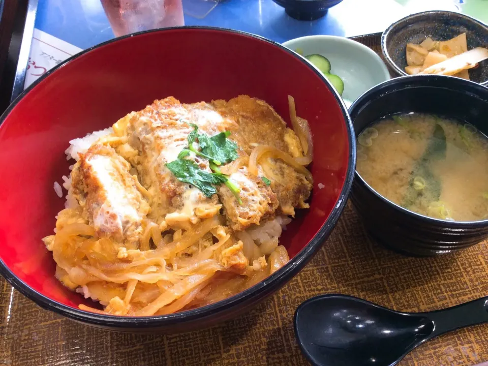 ゴルフ場飯⛳️😋
敵に勝つという事で、かつ丼💪|アライさんさん