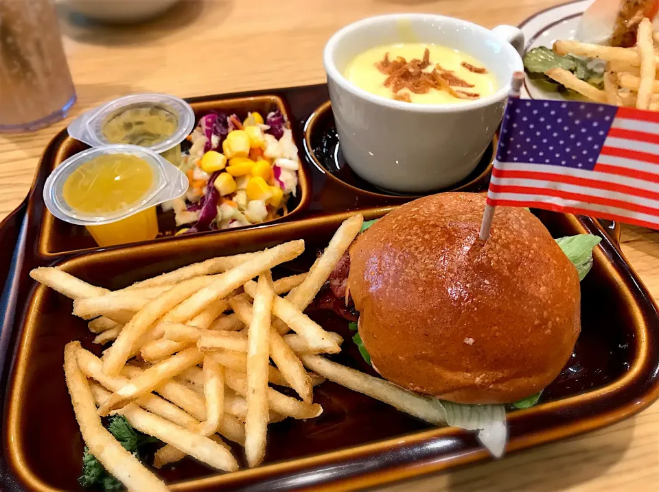 Snapdishの料理写真:一度食べたかったハンバーガー。|さわこのごはんさん