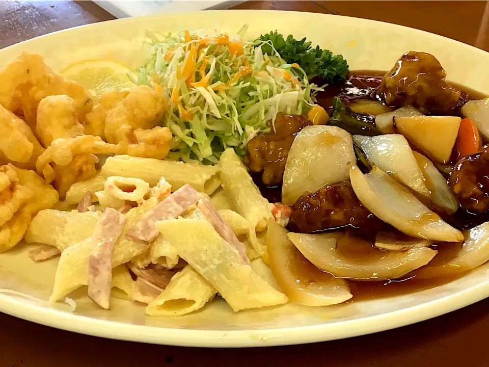 北京料理屋のサービスランチ
#北京料理てんてん
#酢豚 #えび天 #マカロニサラダ
#スープ|mottoさん