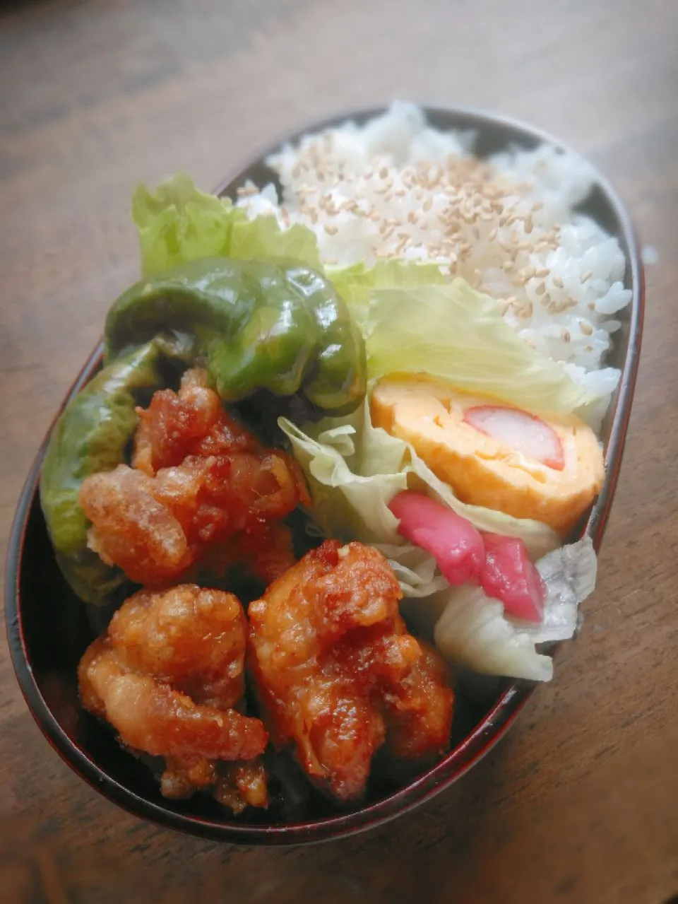 今日のお弁当
・鶏から弁当
・カニカマ入りの出汁巻き
・シシトウ素揚げ|akiさん