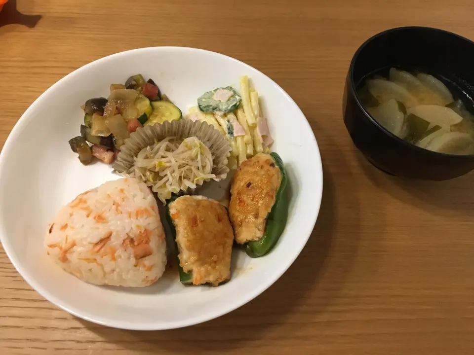 ✳︎ピーマンの肉詰め
✳︎ベーコンと野菜炒め
(ズッキーニ 玉ねぎ ナス)
✳︎もやしナムル
✳︎マカロニサラダ
✳︎大根とワカメのお味噌汁|あわちゃんさん