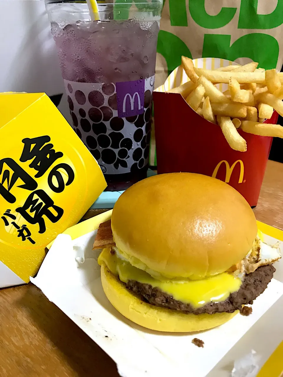 金の月見バーガー🍔
マックフィズ巨峰🍇|るみおんさん