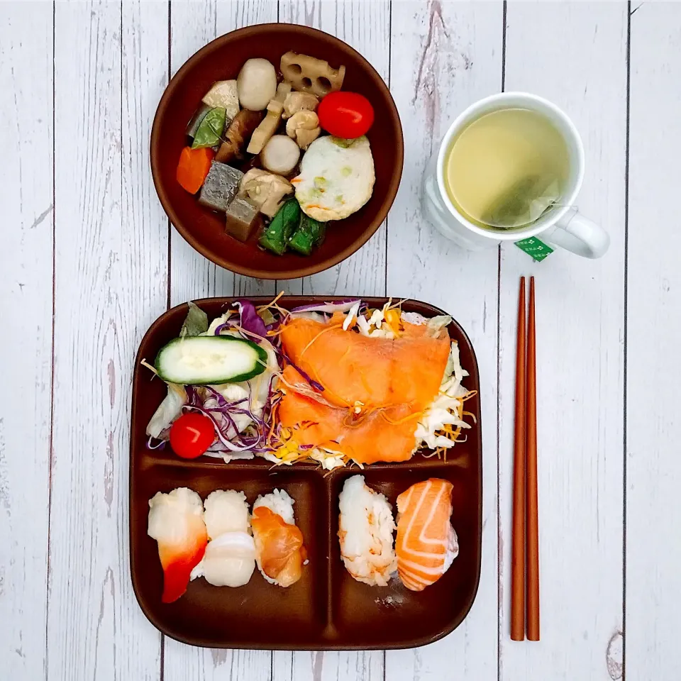 平日の晩ご飯♪筑前煮・お寿司・サーモンサラダ・お茶|キノコ🍄さん