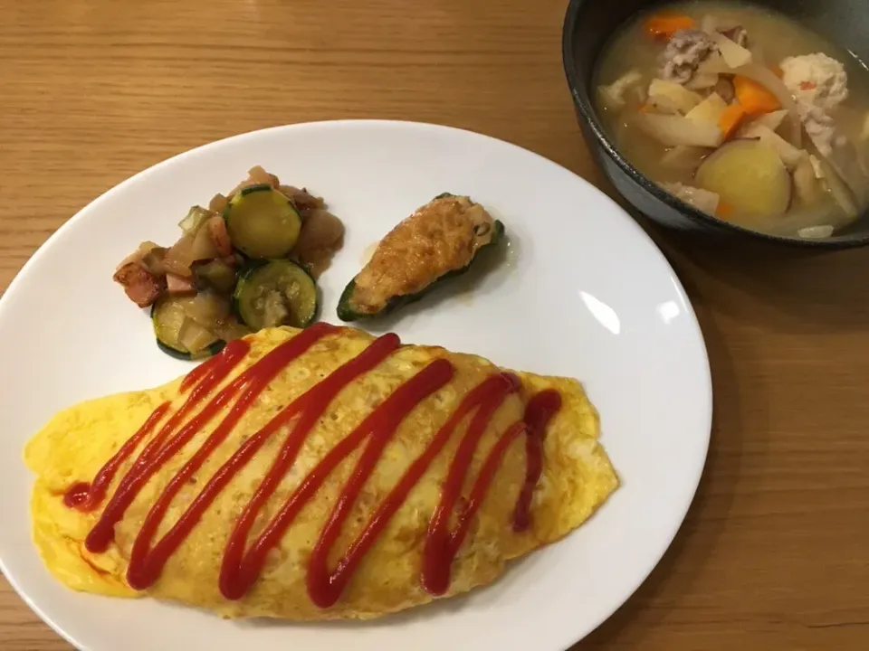 Snapdishの料理写真:✳︎オムライス
✳︎ピーマンの肉詰め
✳︎ベーコンと野菜炒め
✳︎豚汁|あわちゃんさん