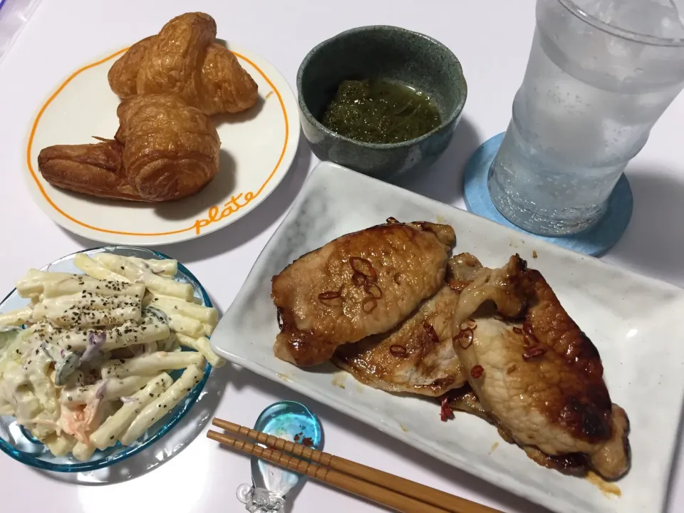 今宵は、豚肉の生姜焼きとか🐽
#豚の生姜焼き
#マカロニサラダ
 #もずく酢|Kojiさん