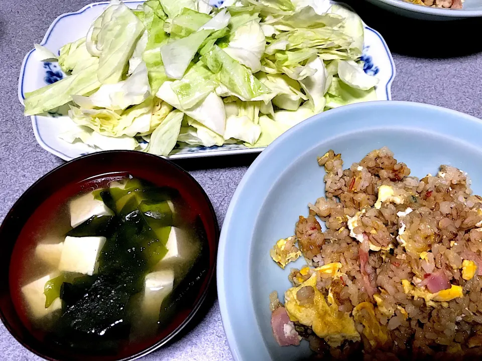 もち麦飯ベーコン玉子チャーハン、やみつきキャベツ、豆腐わかめ味噌汁|ms903さん