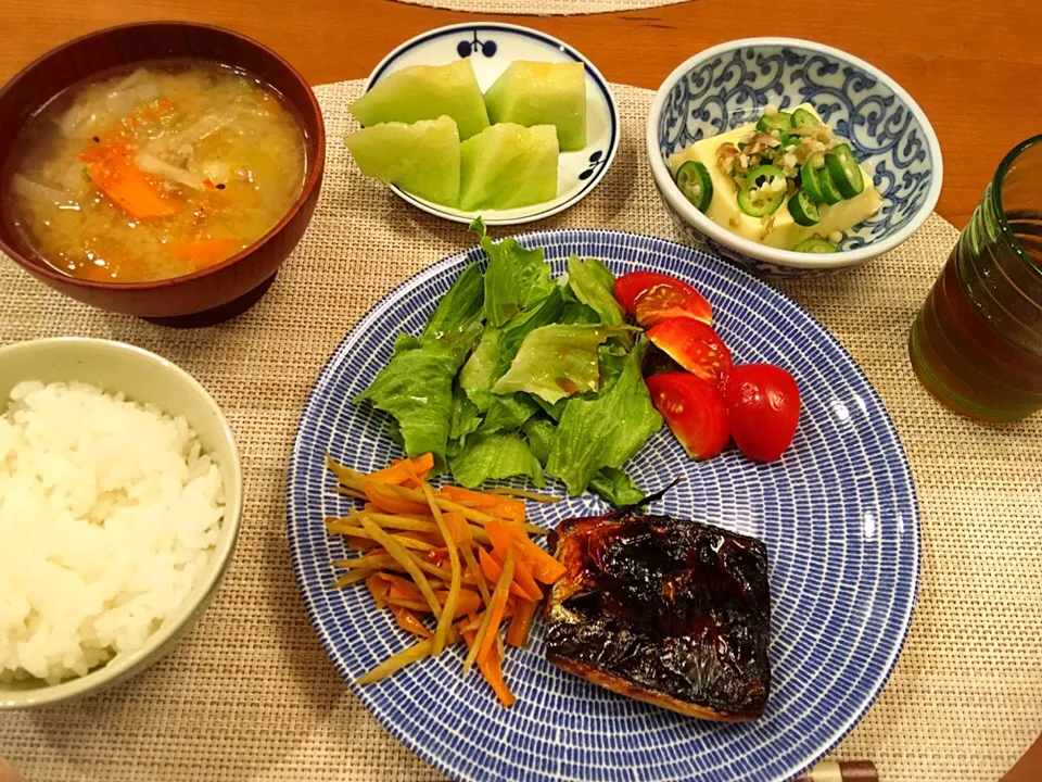 Snapdishの料理写真:18/08/29 夕飯♪ 鯖塩麹漬け きんぴら牛蒡 オクラ茗荷載せ卵豆腐 豚汁 メロン|ikukoさん