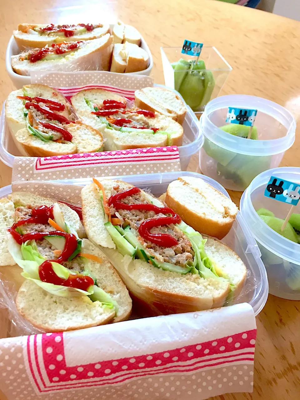 家族お弁当🍱&お留守番ランチ🍴
🍀チーズハンバーグのベーグルサンド🥪
🍀アプリコットジャムとクリームチーズサンド🥪|ふみぃさん