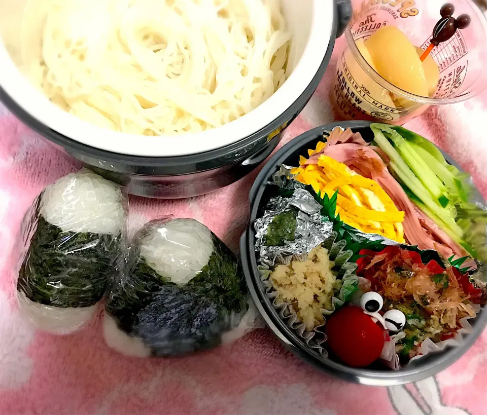 【お素麺】弁当〜玉子焼き・ハム・きゅうり(素麺用)・塩昆布おにぎり・ツナマヨおにぎり・やみつきピーマン・おから〜
 #お弁当  #おにぎり弁当  #おにぎり  #キャラ弁  #そうめん弁当|華恋さん