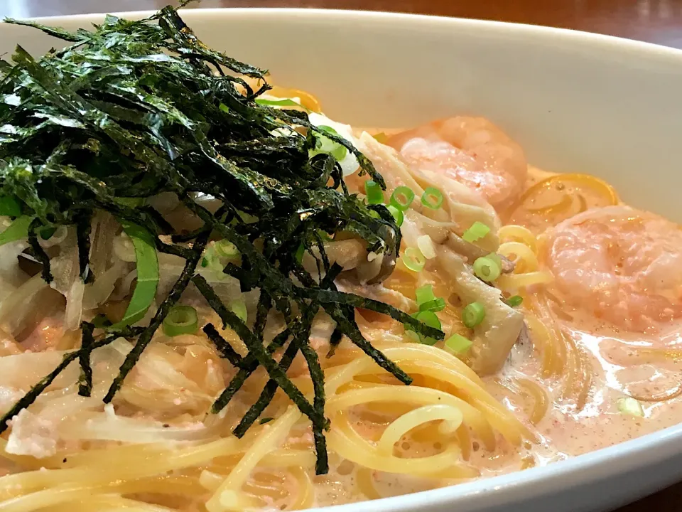 昼パスタ🍝                                                            芝海老と明太子のスパゲティ                                        クリームソース|酒肴菜 kun                          自 2018.5.1さん