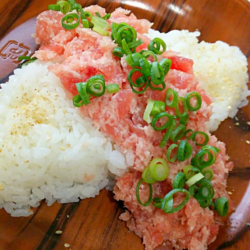 Snapdishの料理写真:(笑)お遊び丼😁オムライス風ネギトロ丼😒|naokiさん