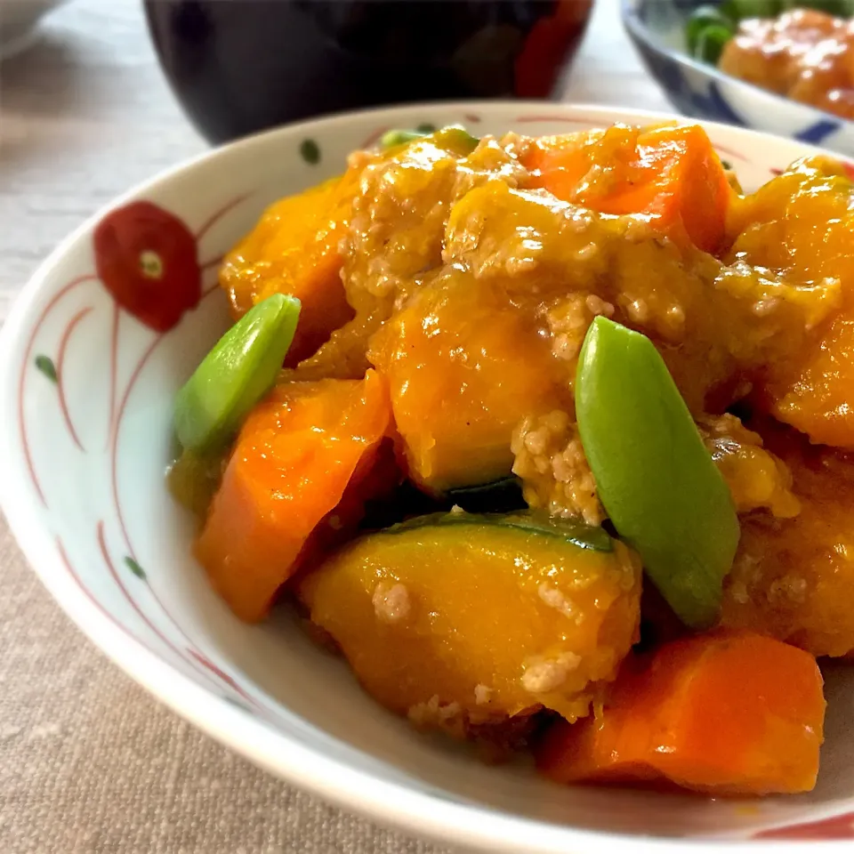 Snapdishの料理写真:南瓜と人参のそぼろ煮🥕|ゆかりさん