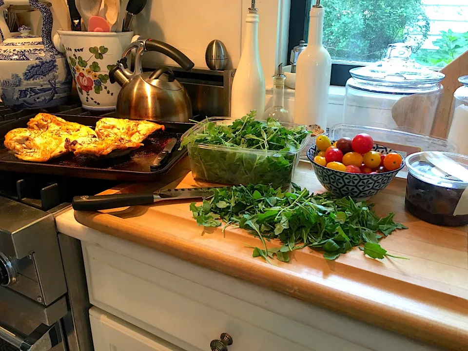 Snapdishの料理写真:Prepping Lunch Arugula Salad with baked Chicken breast marinated in Evoo, salt&pepper, fresh rosemary  #arugulasalad #bakedchickenbreast|🌺IAnneさん