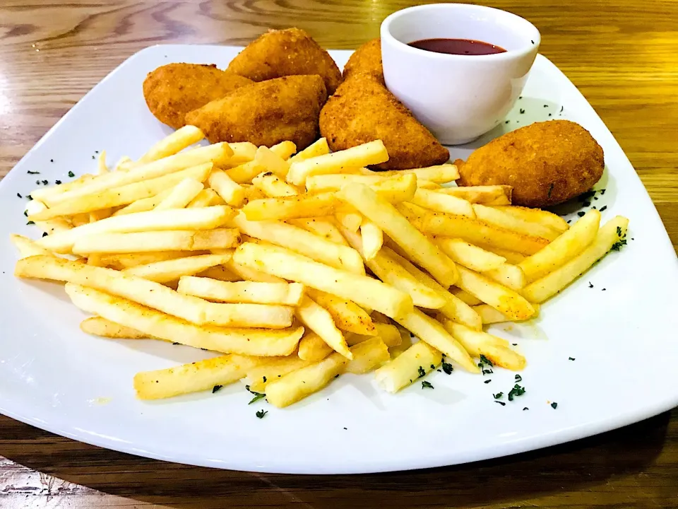 Cheddar Jalapeño poppers and fries.|Sergio Lacuevaさん