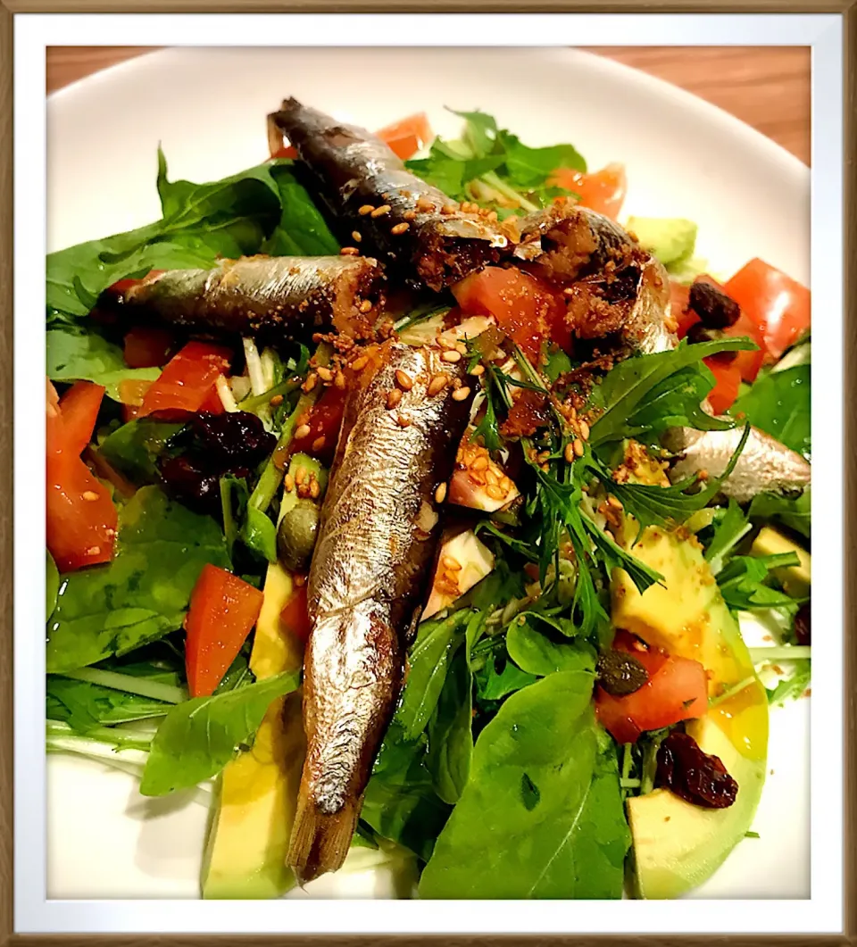 Snapdishの料理写真:オイルサーディンをのせるだけで贅沢〜Salad with Oiled sardine|toyamadaさん