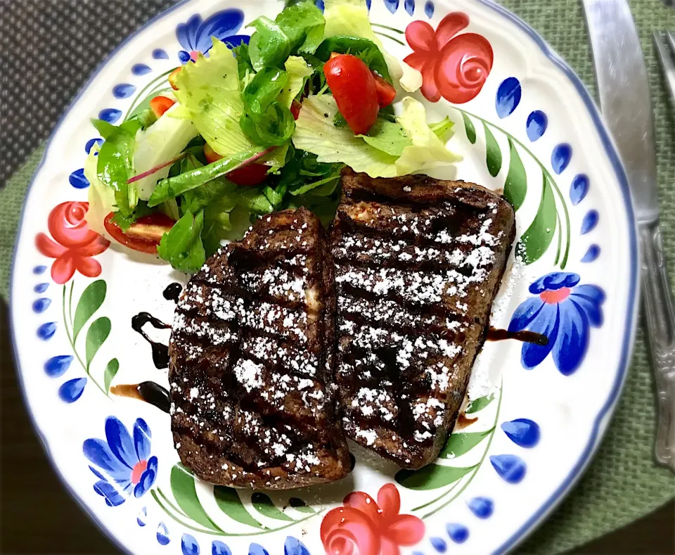 ショコラフレンチ❤️
5枚切り🍞に切り込みを入れてビターな板チョコを挟み卵、牛乳、ココア、砂糖をの液に浸し、バターで焼きました。
これは旦那が大好きです。|ナタママさん