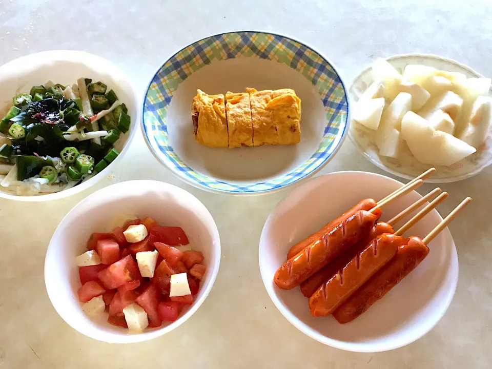 Snapdishの料理写真:朝食たち😊🎀

ネバネバ海藻サラダ🥗、卵焼き🍳、トマトとモッツァレラチーズ🍅🧀、フランクフルト、梨🍐|aさん