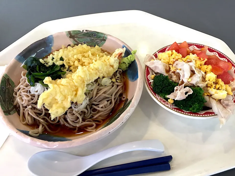 冷しぶっかけそば、海老天、揚げ玉、ワカメ、コブサラダ|Tadahiko Watanabeさん