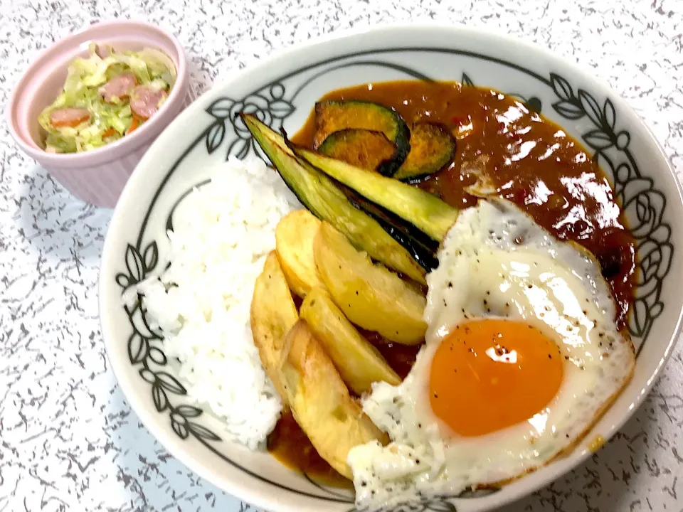 Snapdishの料理写真:夏野菜カレー🍛とコールスローサラダ|クランちゃんさん