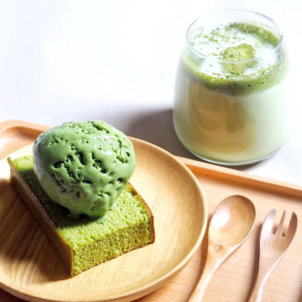 Snapdishの料理写真:Matcha soymilk ice cream & matcha honey cake with soymilk matcha latte|Misstyさん