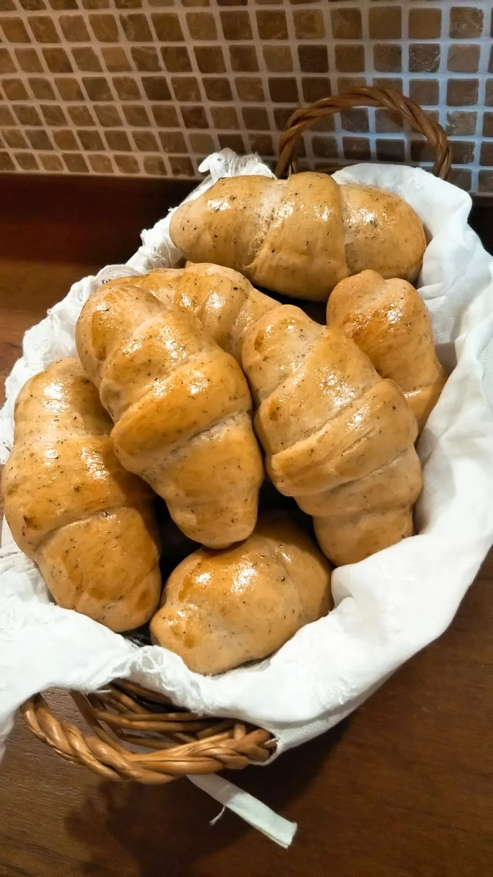 黒ゴマきな粉黒糖ロール🥐|きみちさん