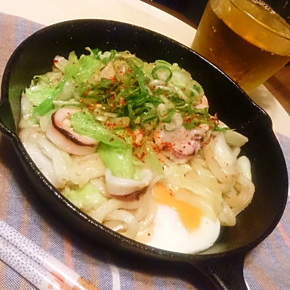 スキレットdeイカのガリバタ絹しょうゆ焼きうどん|mi_neneco♪さん