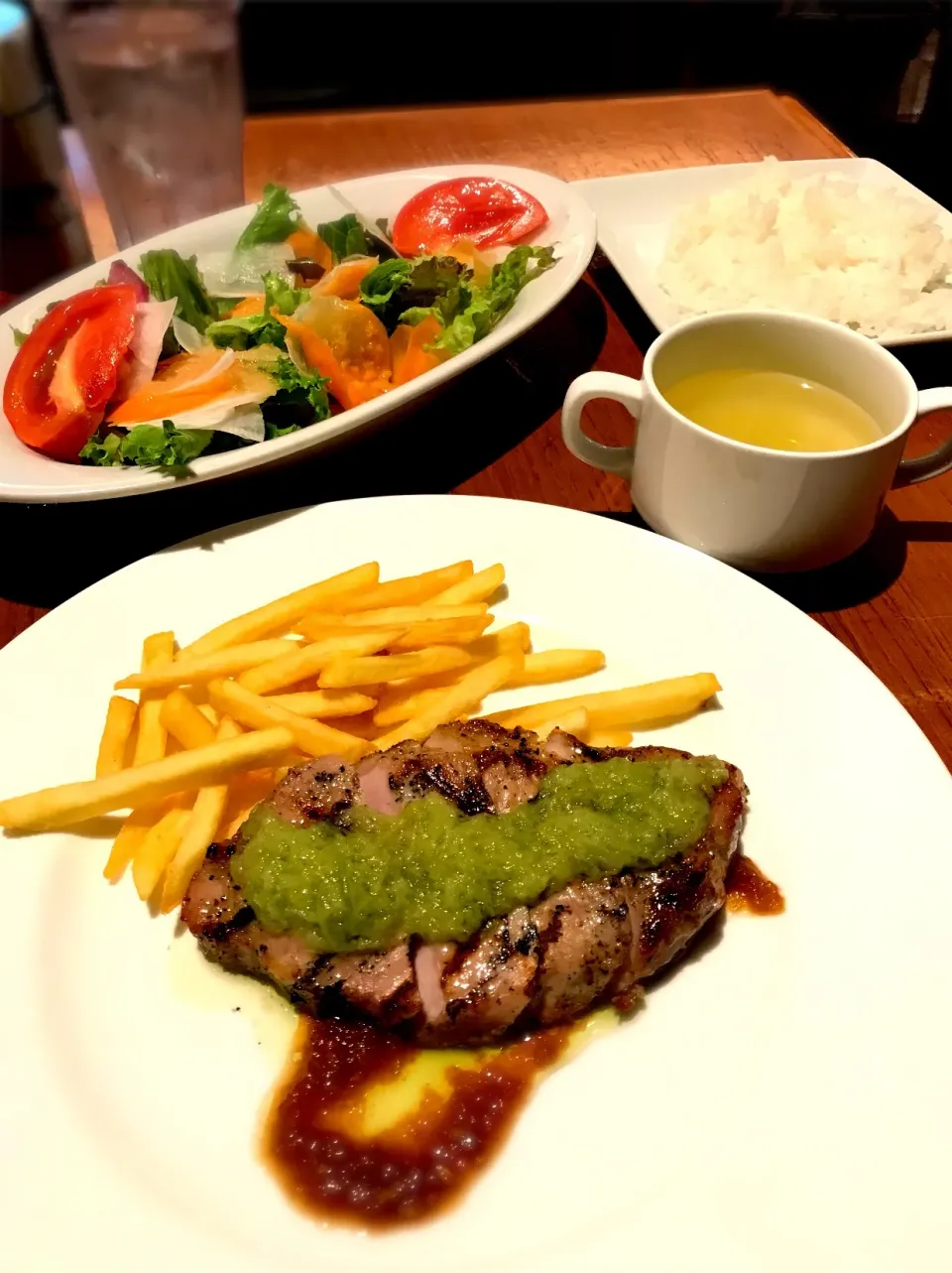 Snapdishの料理写真:【WEEKLY LUNCH】
豚ロースのグリル スキャニオンソース|sayaさん