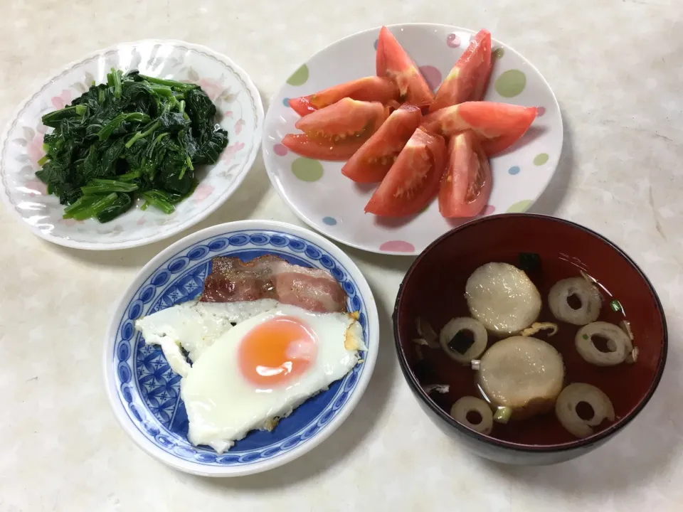 目玉焼き🍳、栄養たっぷりモロヘイヤ、トマト🍅、お吸い物|aさん