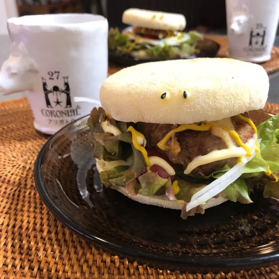 Snapdishの料理写真:マフィンサンドで朝ごぱん👀 #朝ごぱん  #目付き  #ハンバーガー|nao子さん