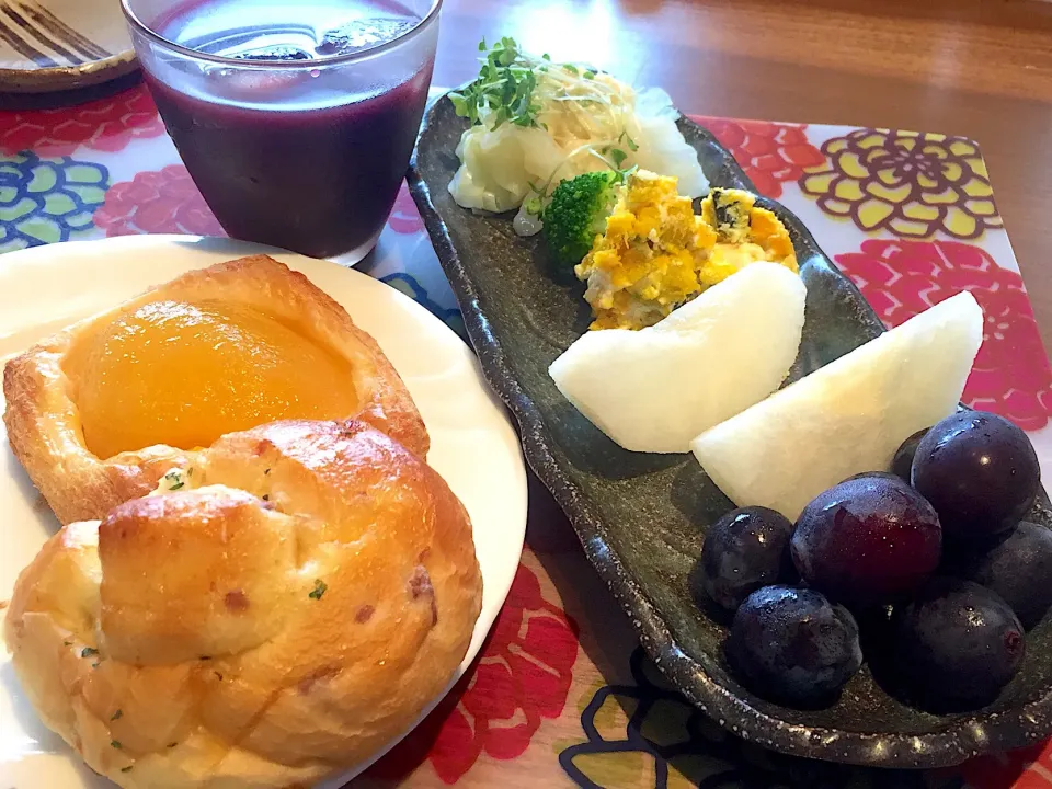 Snapdishの料理写真:土曜日の朝ごはん
林檎パイ、ハムマヨ、茹でキャベツ、ブロッコリー、かぼちゃサラダ、幸水梨、巨峰、アサイー|かよちゃんさん