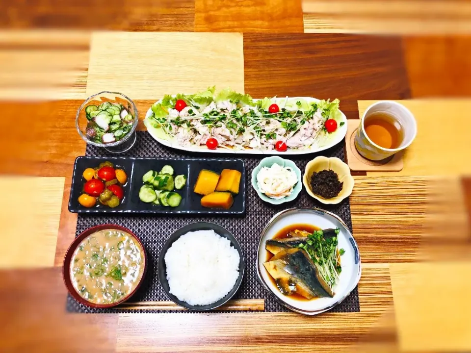 和食な夜ご飯
#鯖煮付け#冷しゃぶサラダ#和食 #タコときゅうりの酢の物 #かぼちゃ煮付け #キュウリの漬物 #トマトマリネ #ひじきの煮物 #サラダ#お味噌汁|ぼんぼんさん