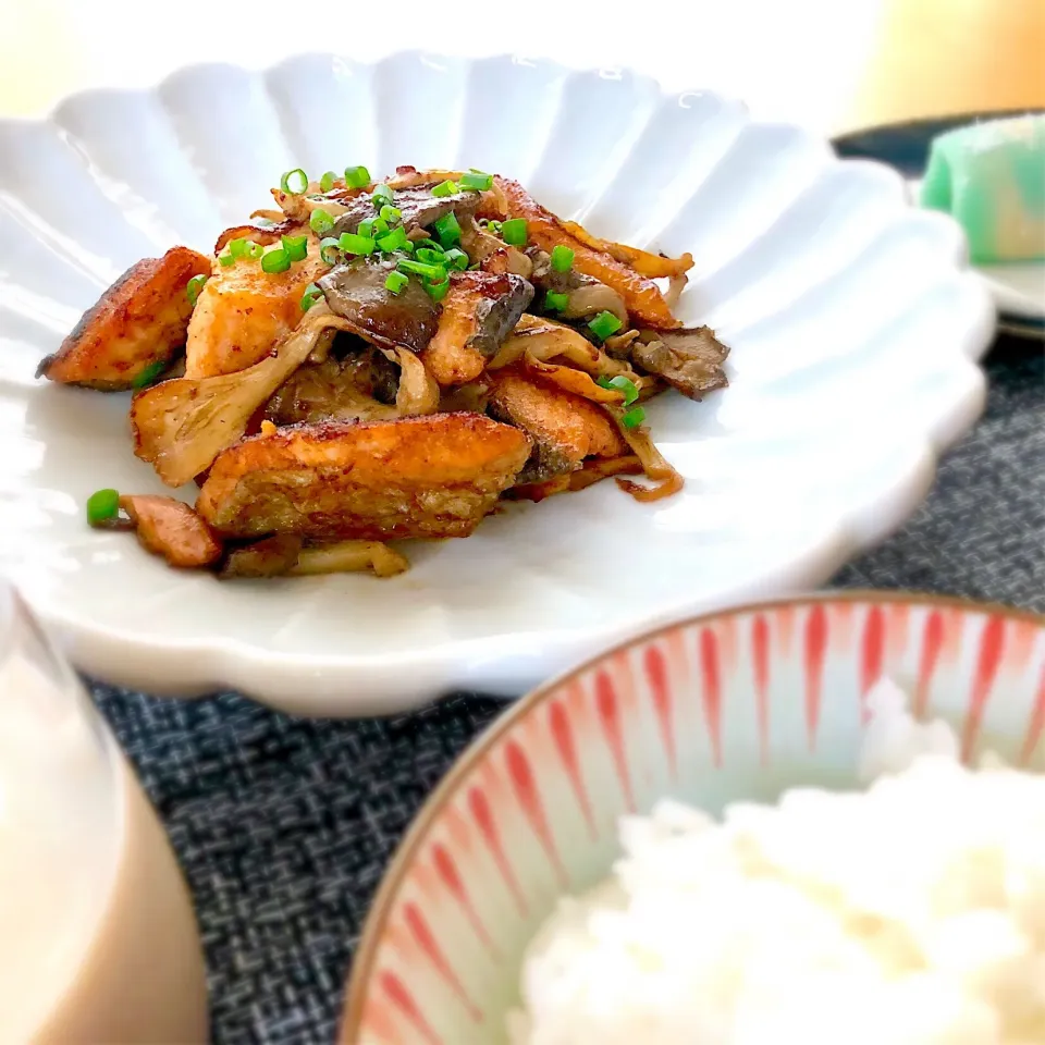 秋鮭ときのこのバター醤油炒め🍄🐟|あしゃぱんさん