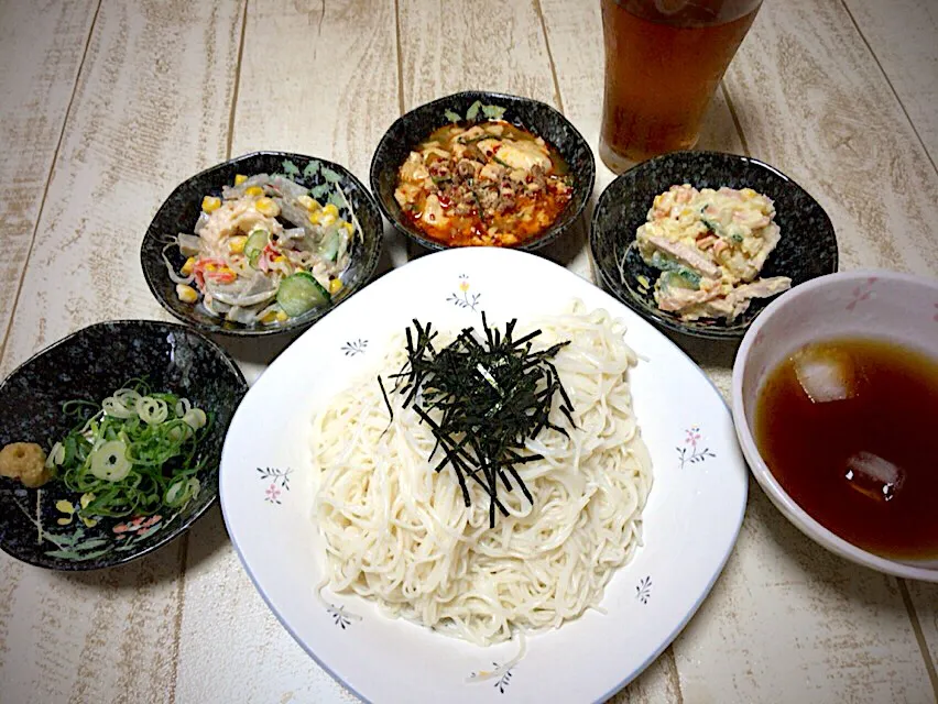 今日の男飯(｡-_-｡)お昼！昨日の麻婆豆腐&ポテサラ&黒はんぺんサラダ&GIGA MAX特盛素麺🎶|ひーちゃんさん