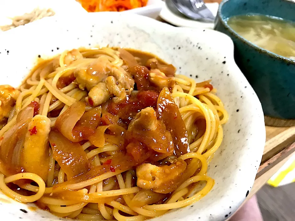 余ったトマトカレーに豆板醤をぶち込んでパスタに絡めたら美味しかった|あみすけさん