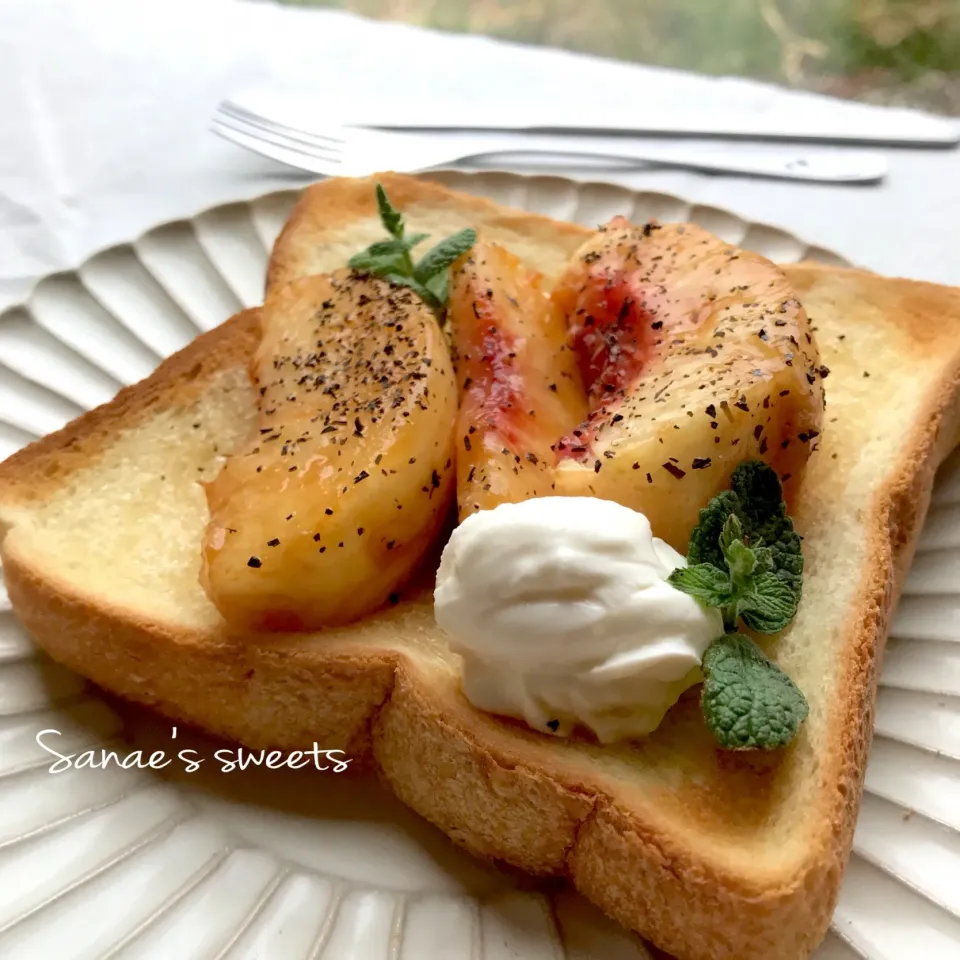 Snapdishの料理写真:流行りの #桃のアールグレイマリネ  を
#ハニートースト にのせてみたら美味しかった😋|さえちゃんさん