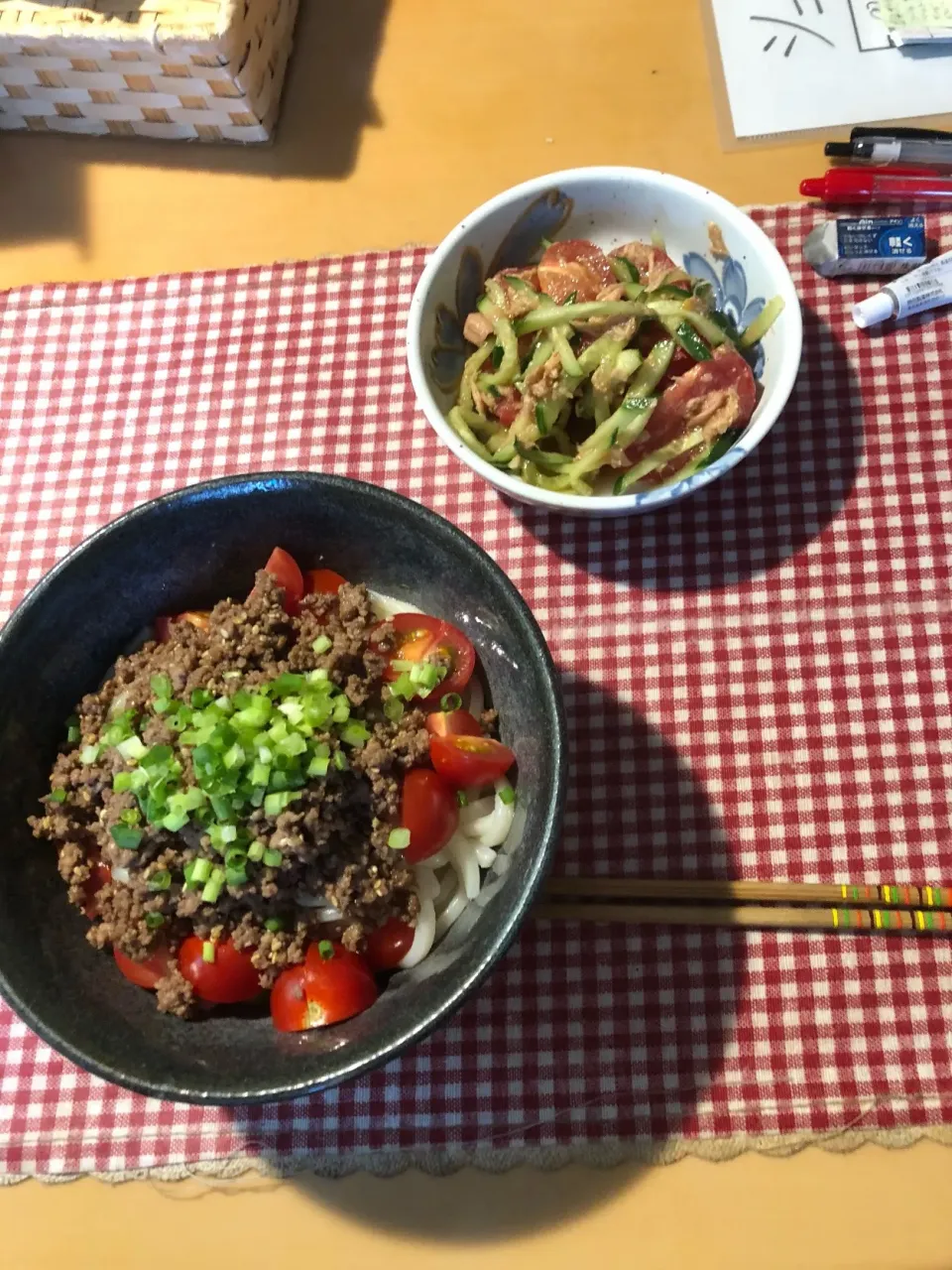 ひき肉とミニトマトうどん、きゅうりとトマト、ツナ中華サラダ|shinsさん