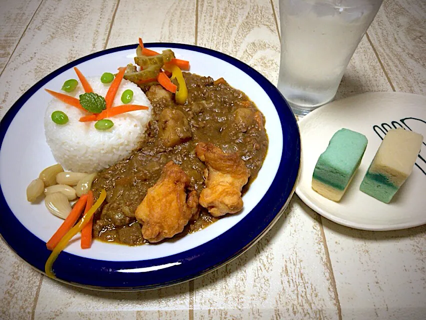 Snapdishの料理写真:今日の男飯(｡-_-｡)テニス前バージョン！唐揚げトッピングひき肉カレー&自作ピクルス&らっきょ&お土産でもらった花水木の郷 夏の涼🎶|ひーちゃんさん