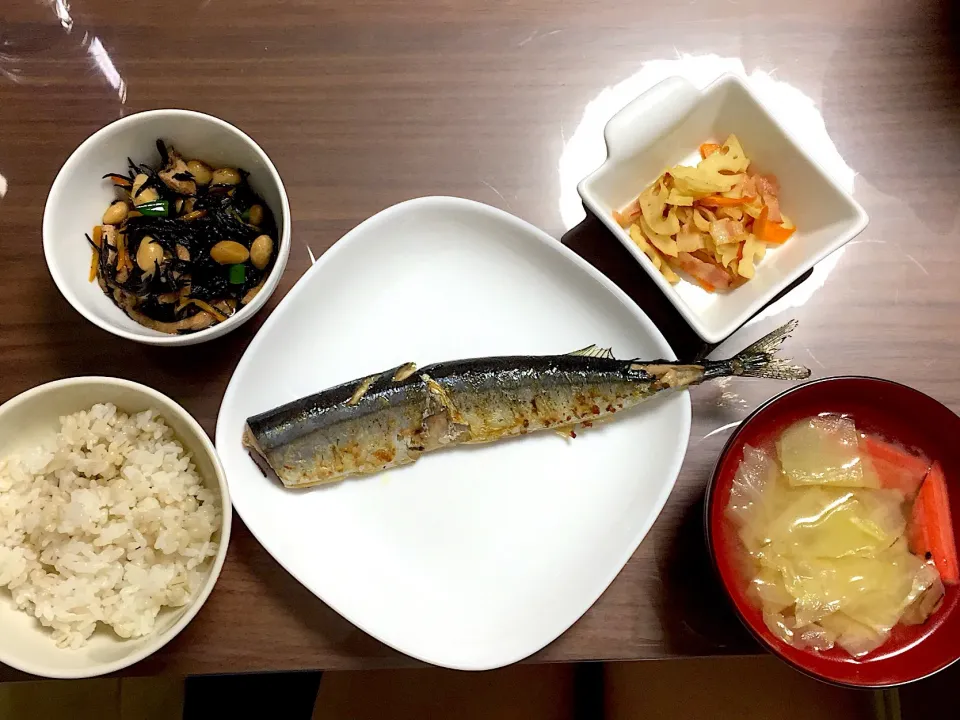 秋刀魚の塩焼き ひじきの煮物 蓮根とベーコンのきんぴら 焼きキャベツとカニかまの味噌汁|おさむん17さん