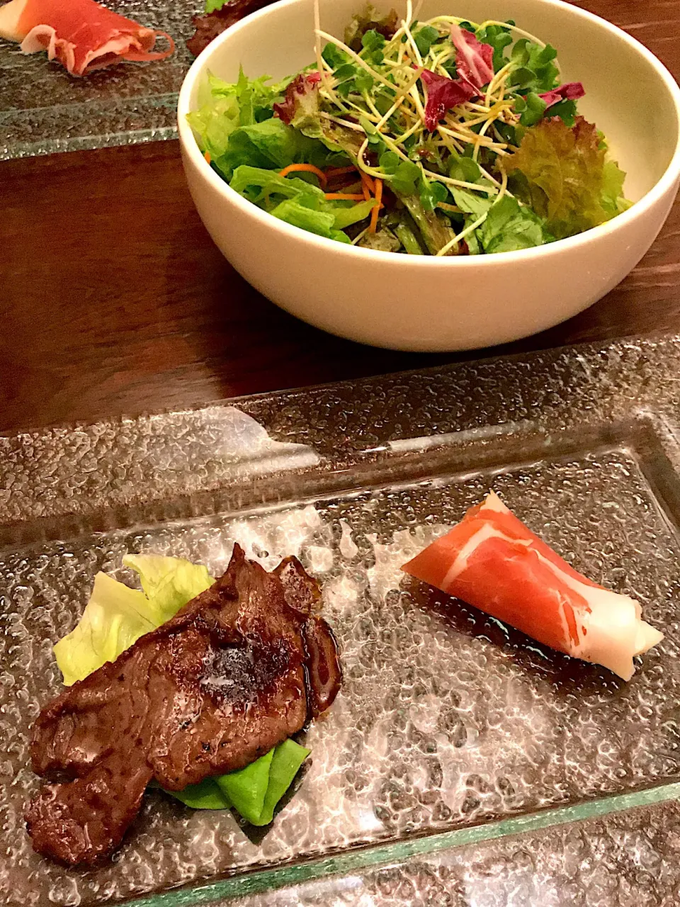 bistroフライパン
前菜  味噌漬けの牛肉
梨の生ハムまき
サラダ|sakiさん