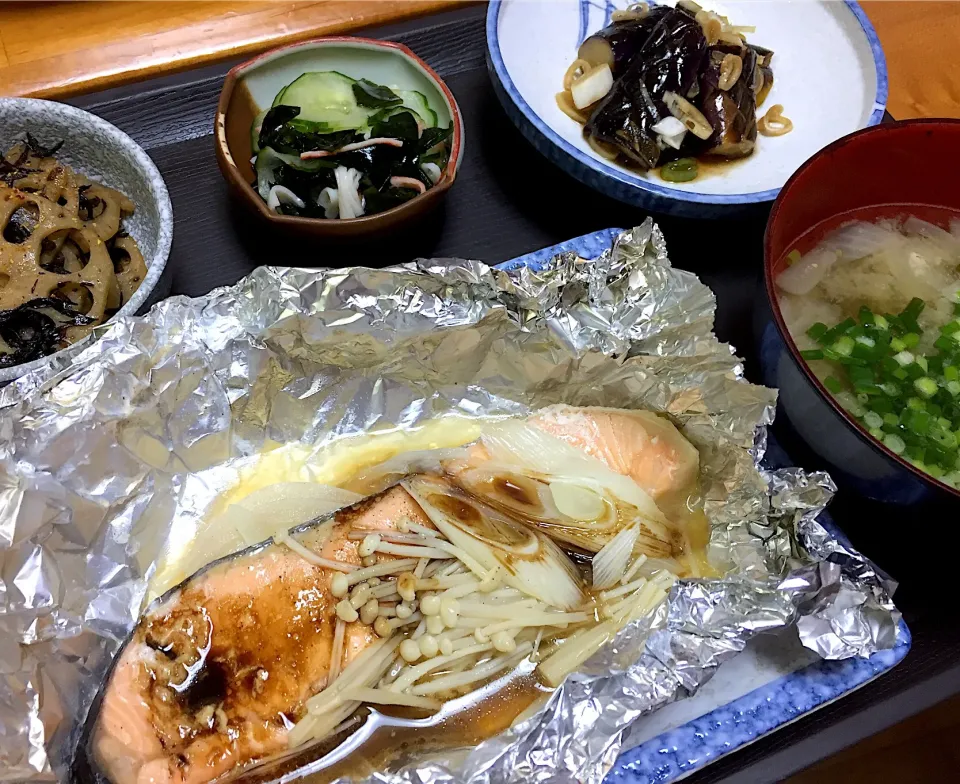 鮭のホイル焼き・蓮根とひじきのキンピラ・胡瓜とワカメの酢の物・茄子の揚げ浸し・オクラのお味噌汁|reiさん