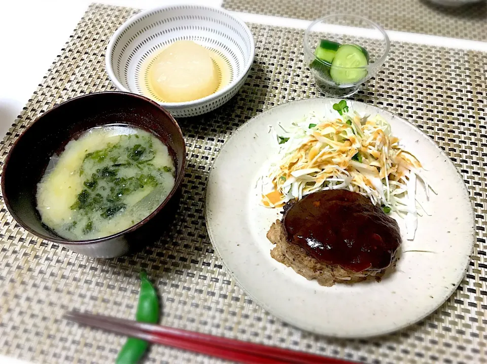 ばんごはん。ハンバーグ、大根の煮物、きゅうりの浅漬け、あおさとかぼちゃのお味噌汁。|yukiさん