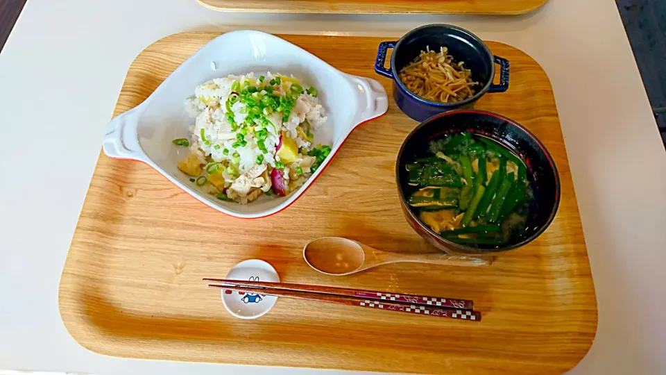 今日の夕食 さつまいもと鶏むね肉の炊き込みご飯、えのきのなめ茸、にらと卵の味噌汁|pinknari🐰🌈さん