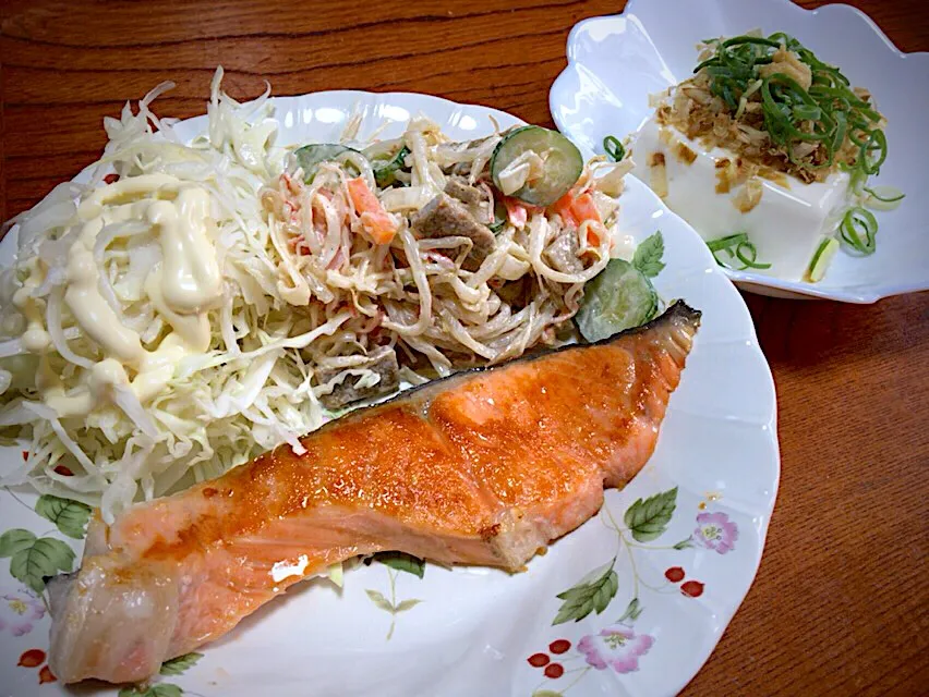 今日の男飯(｡-_-｡)実家バージョン！甘鮭&黒はんぺん色々サラダ🥗&冷奴🎶まるこちゃん再放送を見ながら！|ひーちゃんさん