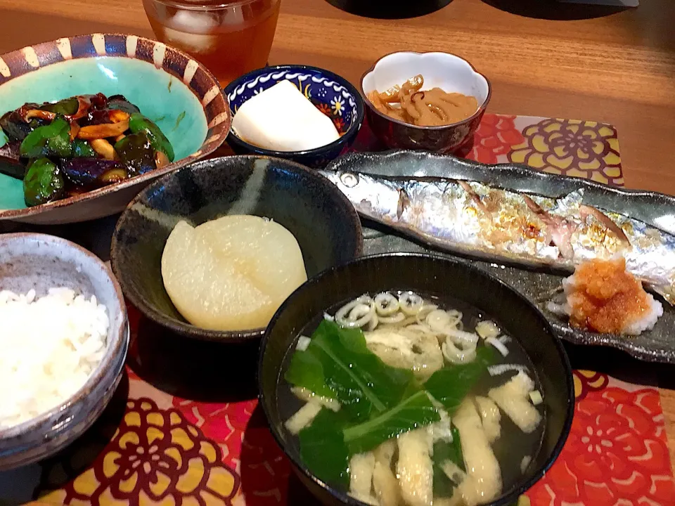 日曜日の晩御飯
秋刀魚の塩焼きおろし添え、レンコンきんぴら、大根出汁煮、ナスとピーマンとしめじの甘味噌炒め、小松菜と揚げの味噌汁、白米、ピオーネ|かよちゃんさん