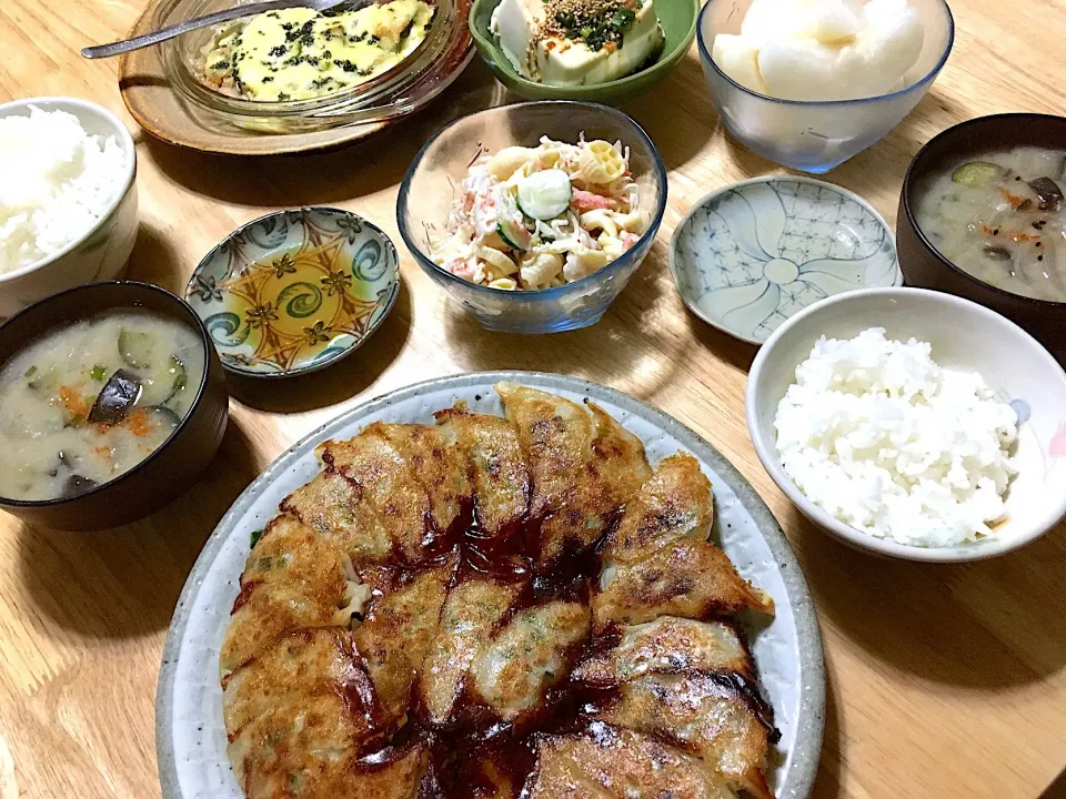 Snapdishの料理写真:今夜のご飯。 ニラたっぷり餃子🥟 冷奴 南瓜と椎茸のチーズグラタン なすのお味噌汁 マカロニサラダ ご飯|さくたえさん