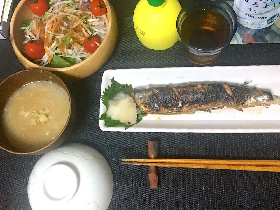 秋刀魚の塩焼き🐟(フライパンで) れんこんのすりおろし汁 だいこんサラダ🥗|yumyum😋さん